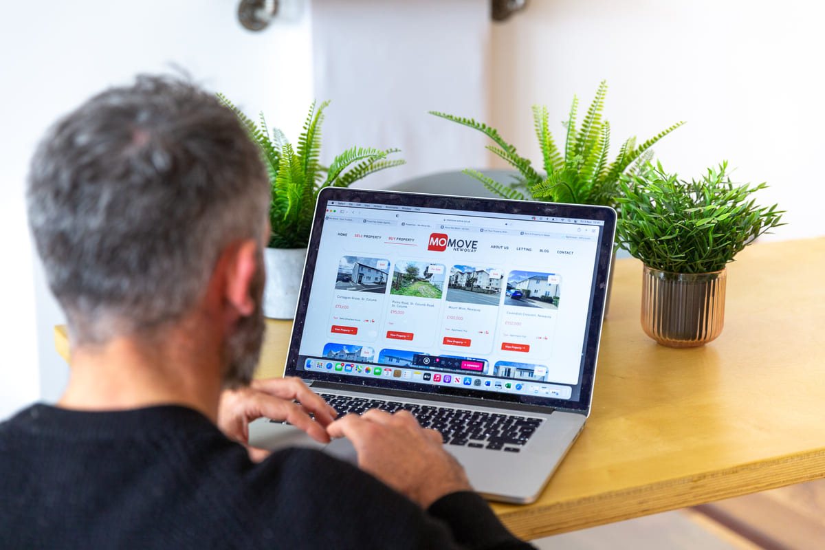 Man browsing properties on the Mo Move website